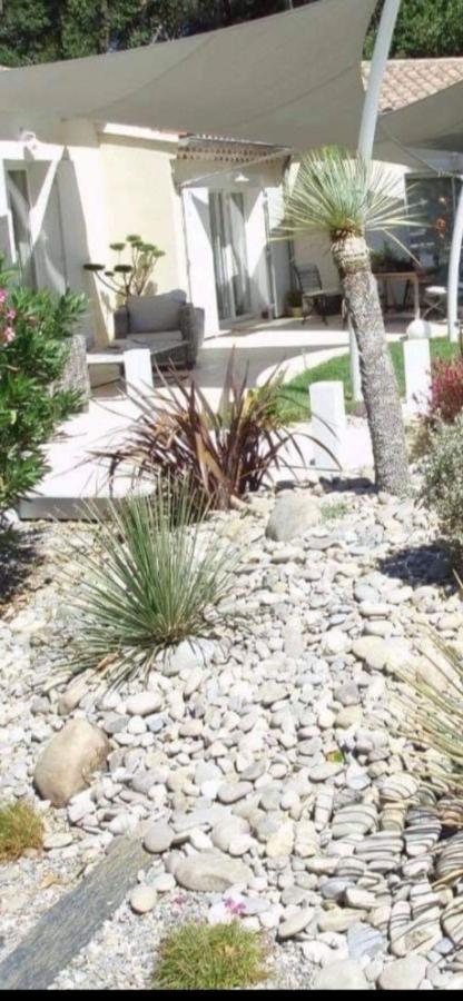 … Et La Fourmi Villa Saumane-de-Vaucluse ภายนอก รูปภาพ