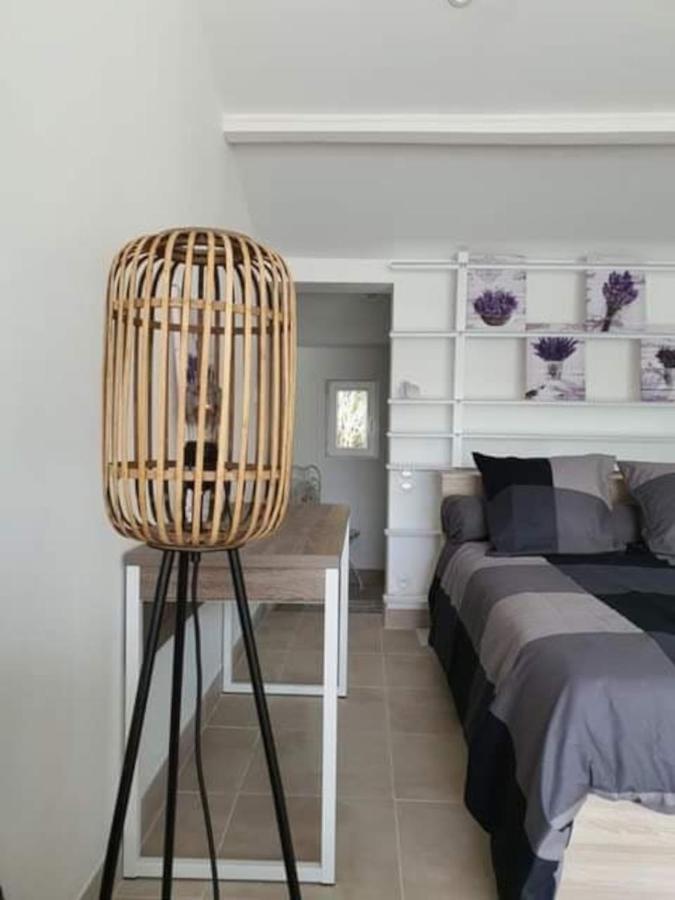 … Et La Fourmi Villa Saumane-de-Vaucluse ภายนอก รูปภาพ